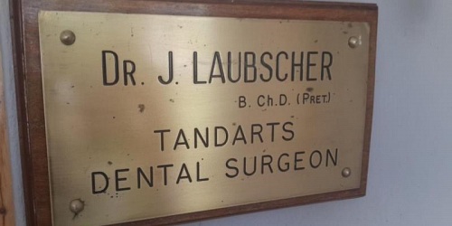 Tandartse Dr Jannie Laubscher & Esti Du Plessis