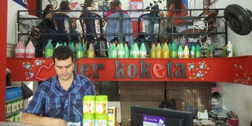 MUJER KOKETA