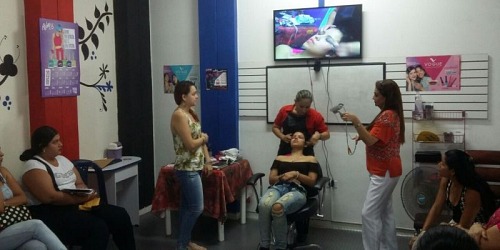 MUJER KOKETA