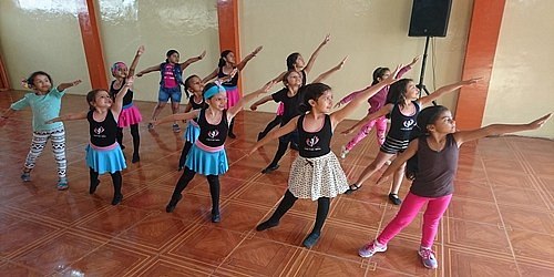 ESTUDIO DE DANZAS Y MODELAJE CHRISTEL Y GYSLAINE COBOS